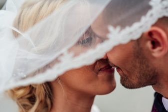 groom-and-bride-kissing-1589818 Trauredner Rosenheim