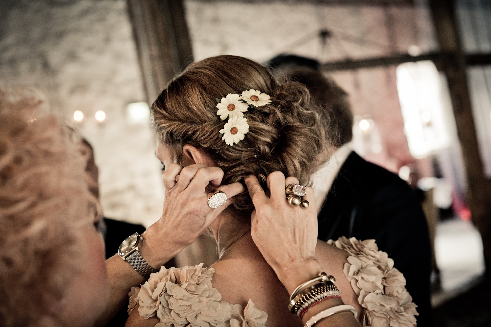 woman-fixing-other-woman-s-hair-1327328 Trauredner Rosenheim
