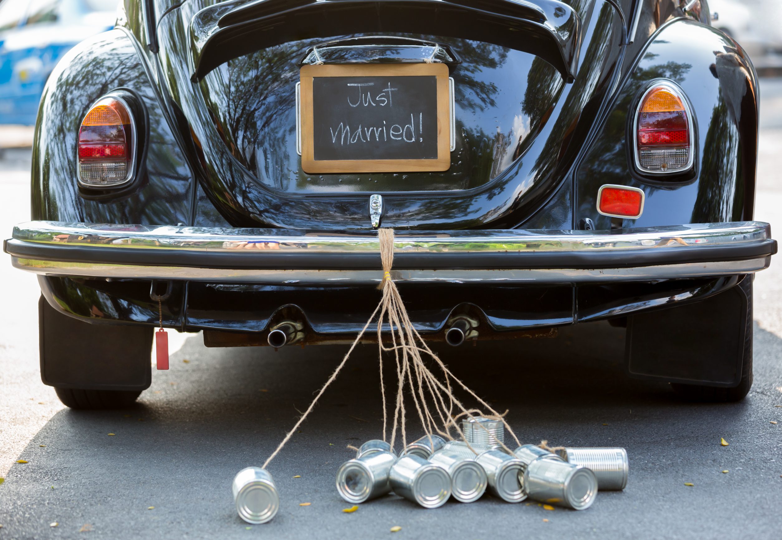 Alter Käfer mit Dosen und Just Married Schild